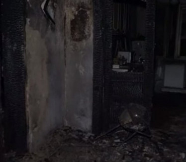 ГАРЕЖ И ПЕПЕО: Гром спалио кућу у Младеновцу (ВИДЕО)