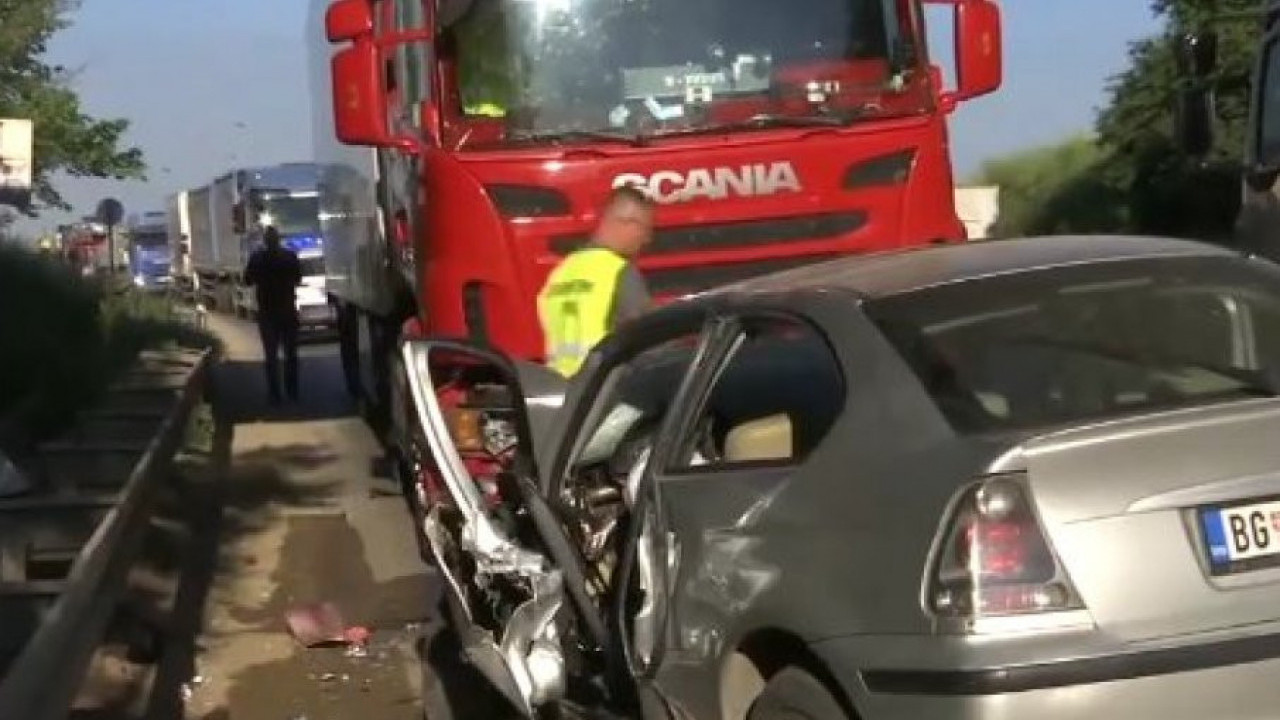 СУДАР АУТОМОБИЛА И КАМИОНА: Једна особа повређена