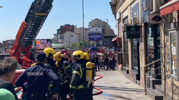 POŽAR U BEOGRADU:Vatrogasci evakuišu ljude iz zapaljene zgrade