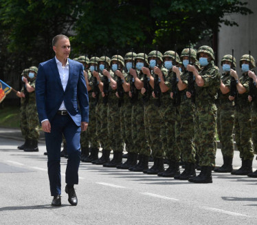 ПЛАТА 38.000: Стефановић позвао младе на служење војног рока