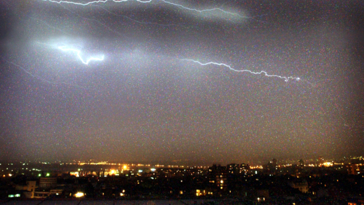 ДЕТАЉНО УПУТСТВО: Како се понашати током разорне олује