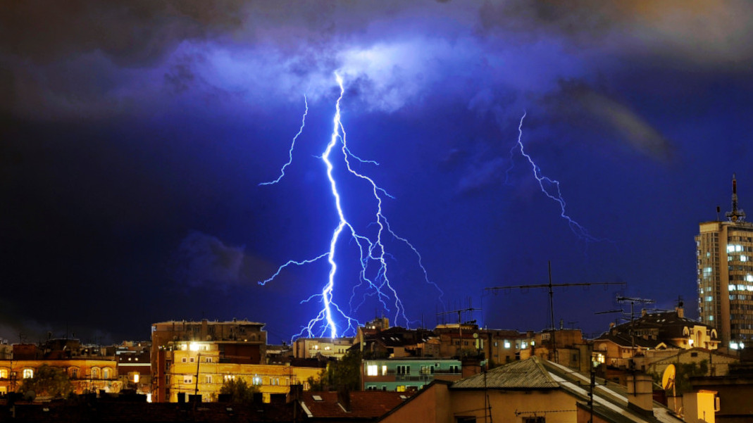 РХМЗ УПОЗОРЕЊЕ: Србији прете опасне временске непогоде