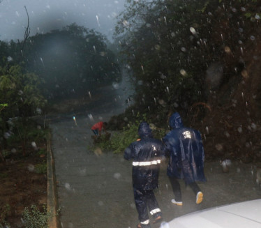 ВЕТРОВИ ОПАСНИ ПО ЖИВОТ: Људи беже у склоништа, удари олује