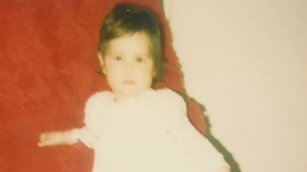 ДАНАС ЈЕ ПОЗНАТА ГЛУМИЦА Препознајете ли девојчицу са слике?