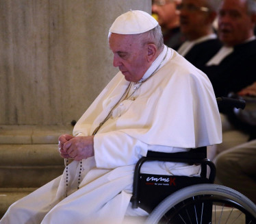 ПАПА ОСТАЈЕ У БОЛНИЦИ: Стигло саопштење из Ватикана