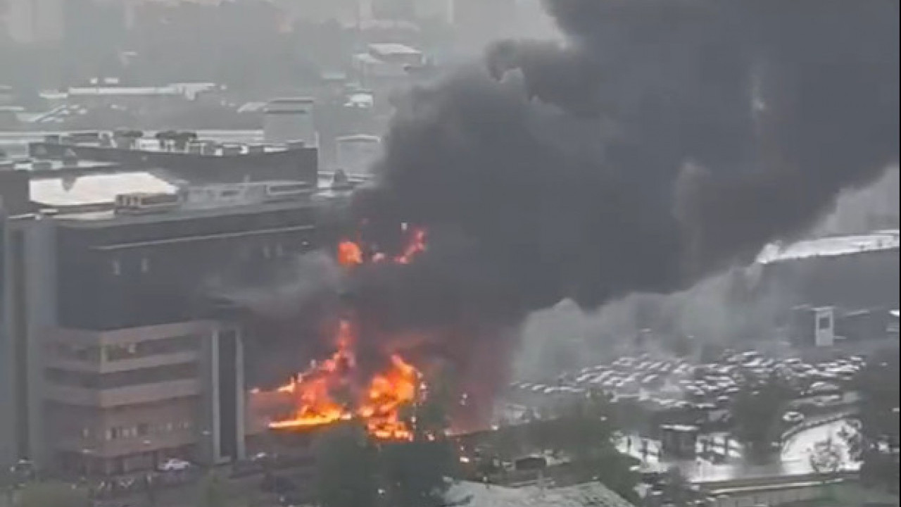 ВЕЛИКИ ПОЖАР У МОСКВИ: Ватра гута бизнис центар (ВИДЕО)