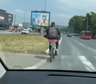 OVO NIKAKO NE RADITE: Biciklista u suludoj vožnji (VIDEO)