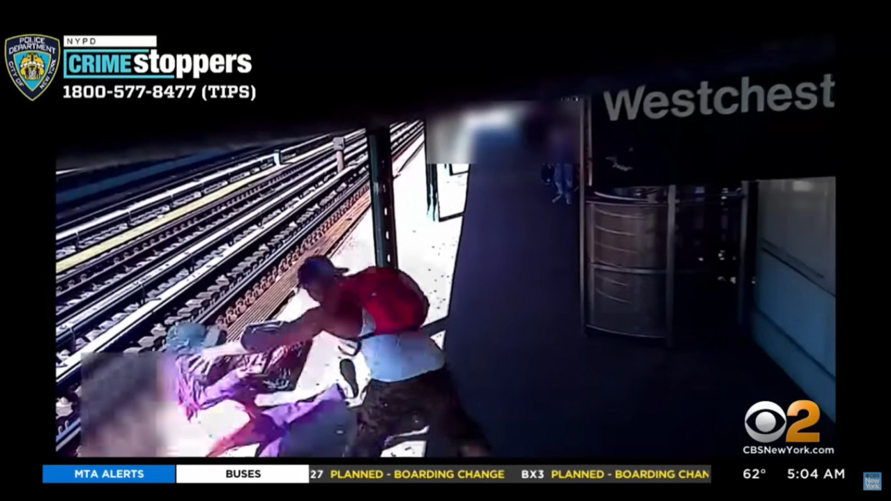 HOROR U NJUJORKU: Muškarac gurnuo ženu pod voz (VIDEO)