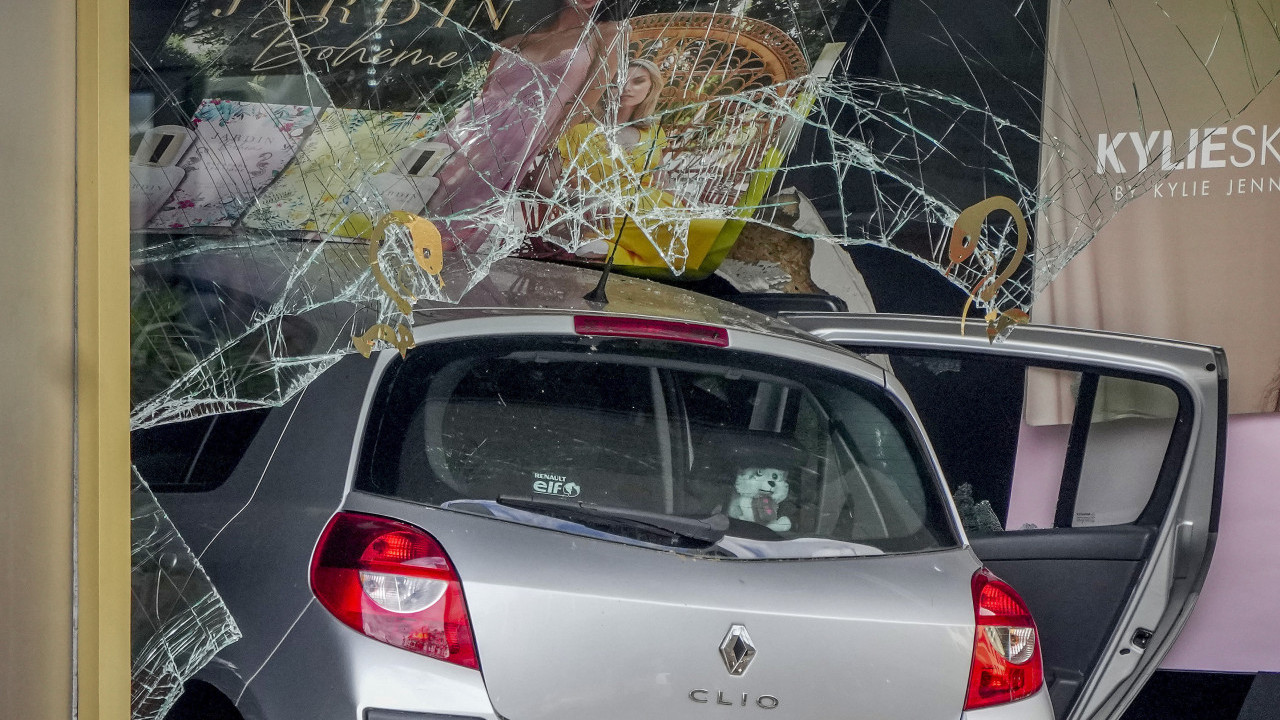 UŽAS U BERLINU Automobil uleteo u masu ljudi - ima poginulih