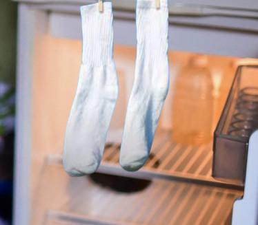 НЕЋЕТЕ ВЕРОВАТИ: Чарапе из фрижидера су спас од врућине