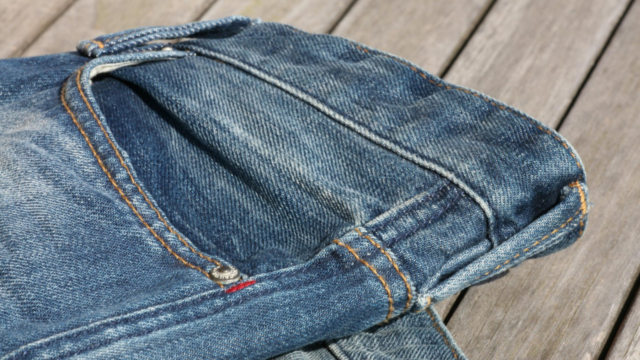 Naručila pantalone - neverica šta je našla u DŽEPU