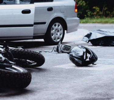 PRELETEO PREKO VOZILA: Povređen motociklista
