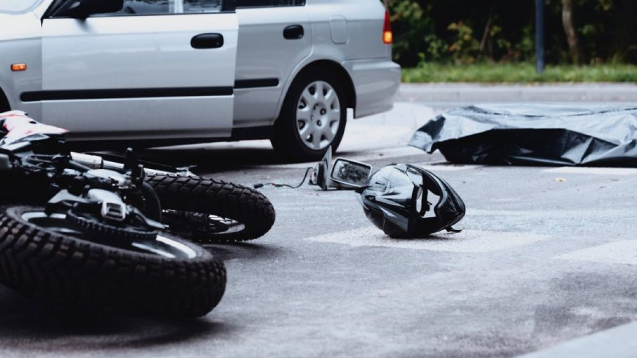 ПРЕЛЕТЕО ПРЕКО ВОЗИЛА: Повређен мотоциклиста