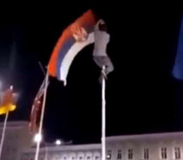 ШОВИНИСТИЧКИ СКАНДАЛ: Младић скинуо српску заставу у Пожеги