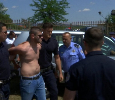 СРАМНО: Србину ухапшеном на Газиместану месец дана притвора