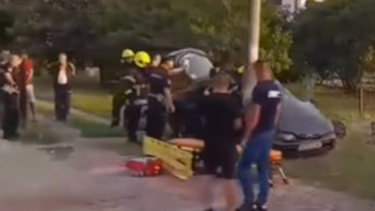 NESREĆA KOD OBRENOVCA: Vozilo se zakucalo u banderu (VIDEO)