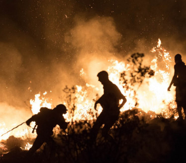 ВЛАСТИ УПОЗАРАВЈУ: Могућност од нових пожара у Грчкој
