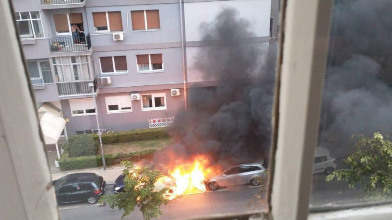 ГОРЕЛО У КРУНСКОЈ: Запалио се аутомобил, захваћен још један