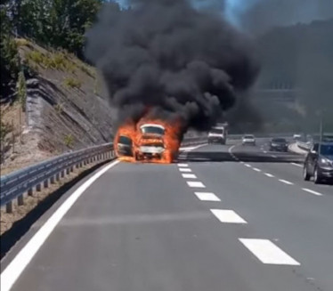 ПРЕСЕО ИМ ОДМОР: Србима изгорео аутомобил на ауто-путу у ЦГ