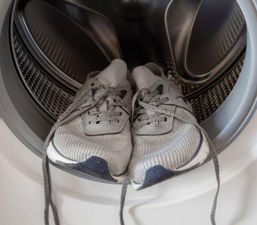 ИЗГЛЕДАЋЕ КАО НОВЕ: Трик за прање обуће у веш машини