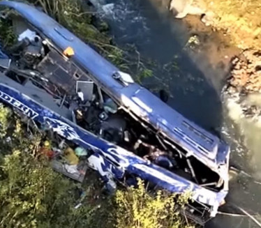 ХОРОР СЦЕНЕ: Аутобус пао у провалију, најмање 34 мртвих