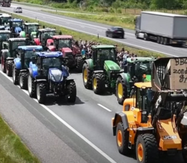 ХОЛАНДИЈА У БЛОКАДИ: Фармери протестују широм земље