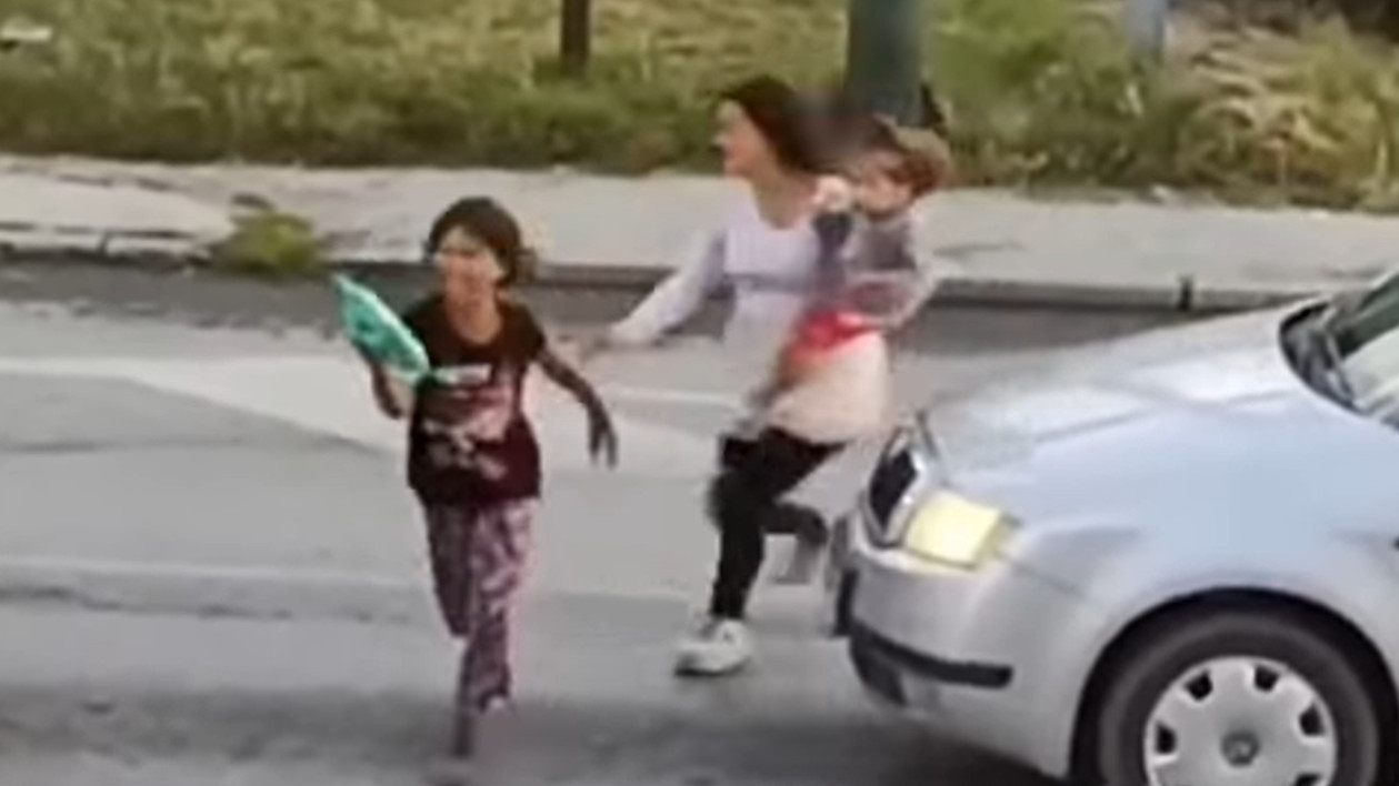 UZNEMIRUJUĆE Automobil pred majkom pokosio devojčicu (VIDEO)