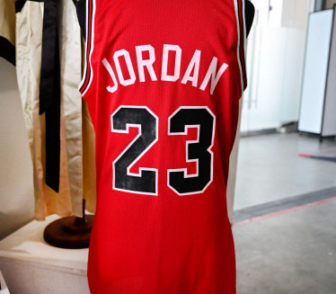 ЦИФРА ЗА ВРТОГЛАВИЦУ: Ево за колико је продат Џорданов дрес