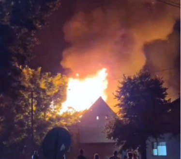 GORELO U KOVINU: Požar progutao kuću (VIDEO)