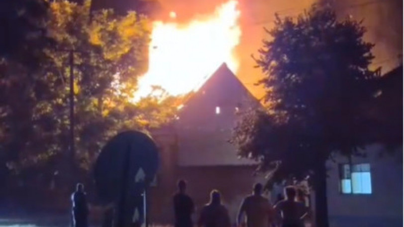 GORELO U KOVINU: Požar progutao kuću (VIDEO)