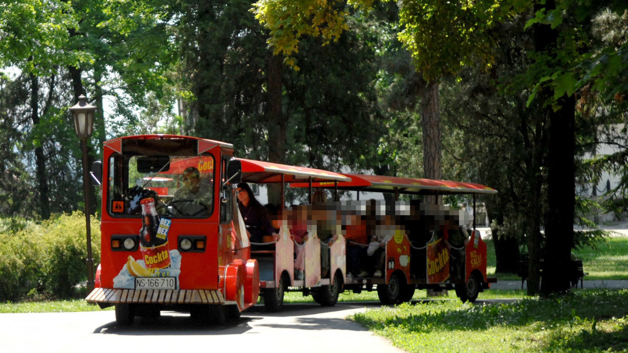 INCIDENT NA KALEMEGDANU: Dete ispalo iz turističkog vozića