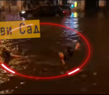 НЕВЕРИЦА: Улице НС потопљене, младић плива леђним стилом
