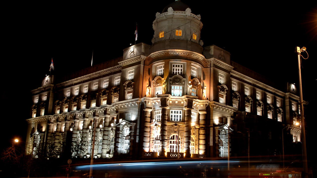 ВЛАДА У МРАКУ: Институције искључују декоративну расвету