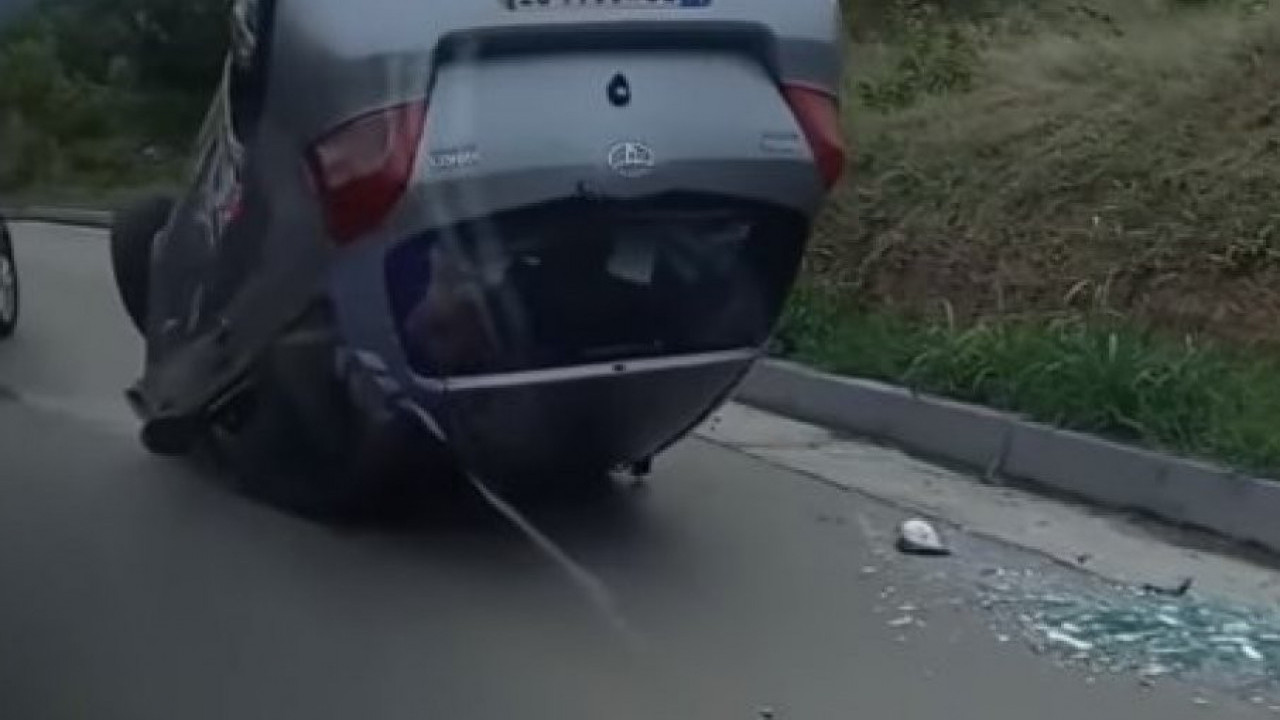 SAOBRAĆAJKA U ZAKLOPAČI: Prevrnuo se automobil (VIDEO)