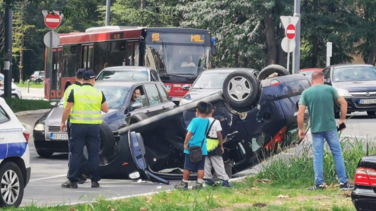 УДЕС НА БАЊИЦИ: Аутомобил се преврнуо након судара
