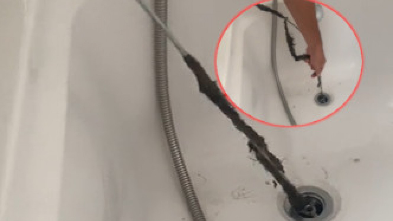 BOŽE! ODVRATNO JE! Pokazala koliko se kose nakupi u odvodu