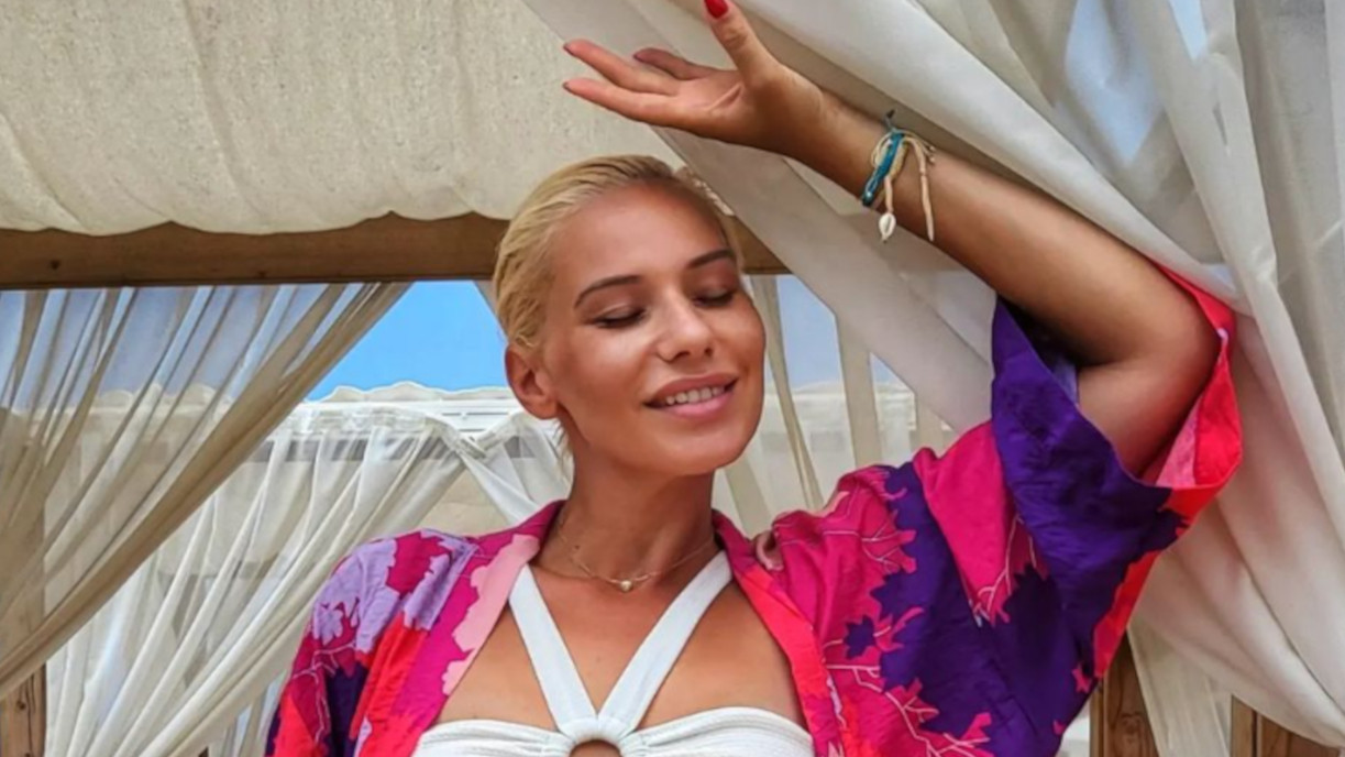 OCRTAVA SE SVAKI DEO TELA: Voditeljka utegnuta u crni lateks