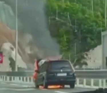 VOZILO IZ SRBIJE IZGORELO Požar na auto-putu kroz CG (VIDEO)