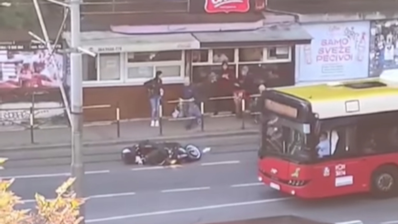 KAKVI SMO MI TO LJUDI: Niko da pomogne