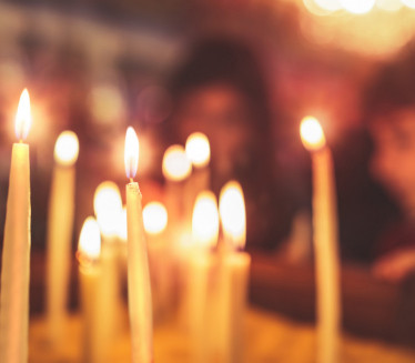 ДУХОВНИК ОТКРИО: Да ли треба да палимо свеће за живе?