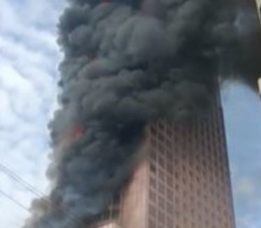 ОГРОМАН ПОЖАР: Ватрена стихија захватила зграду у Кини ВИДЕО