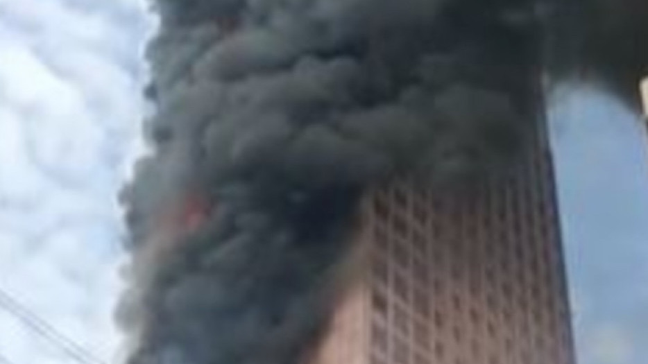 ОГРОМАН ПОЖАР: Ватрена стихија захватила зграду у Кини ВИДЕО