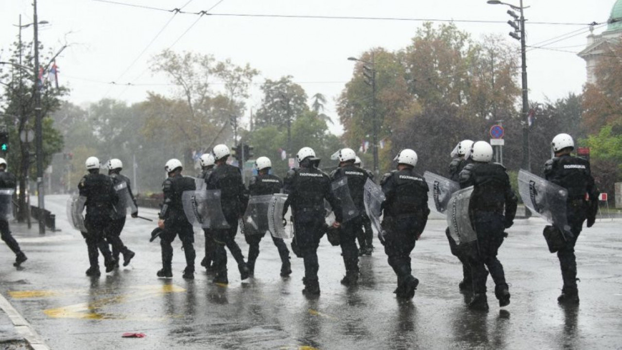 POVREĐENO 12 POLICAJACA: Uhapšene 3 osobe