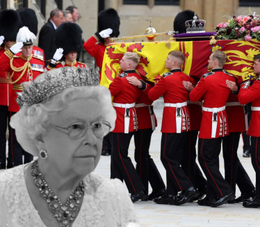 ИСЦРПЉЕНИ: Слика чувара краљичиног ковчега постала хит