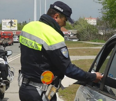 ДВА ЈАКА РАЗЛОГА: Зашто полицајац увек додирне ваш ауто