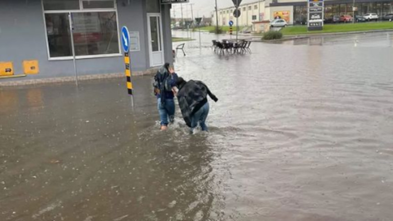 JEZERO USRED GRADA: Devojke gacaju po vodi do kolena (FOTO)