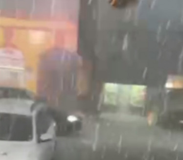 БЕОГРАД НА УДАРУ: Погледајте снимак олује у престоници ВИДЕО