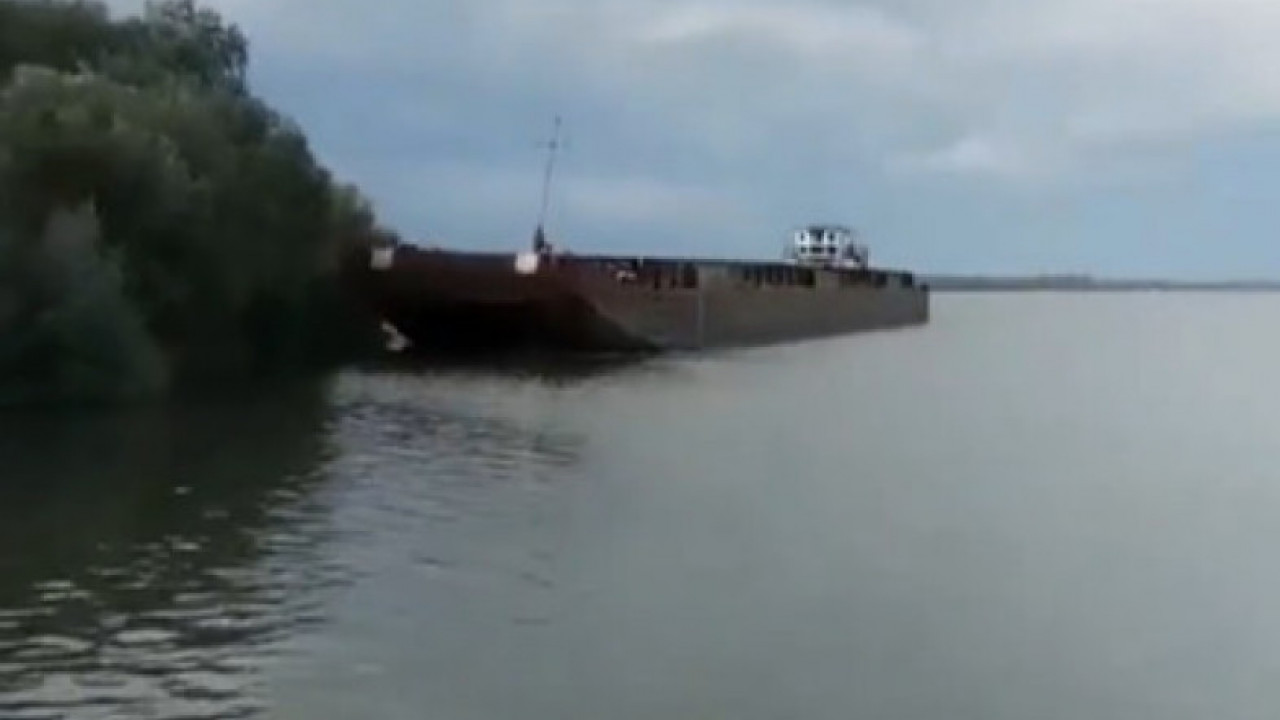 Pogledajte kako se teretni brod zakucao u splav (VIDEO)