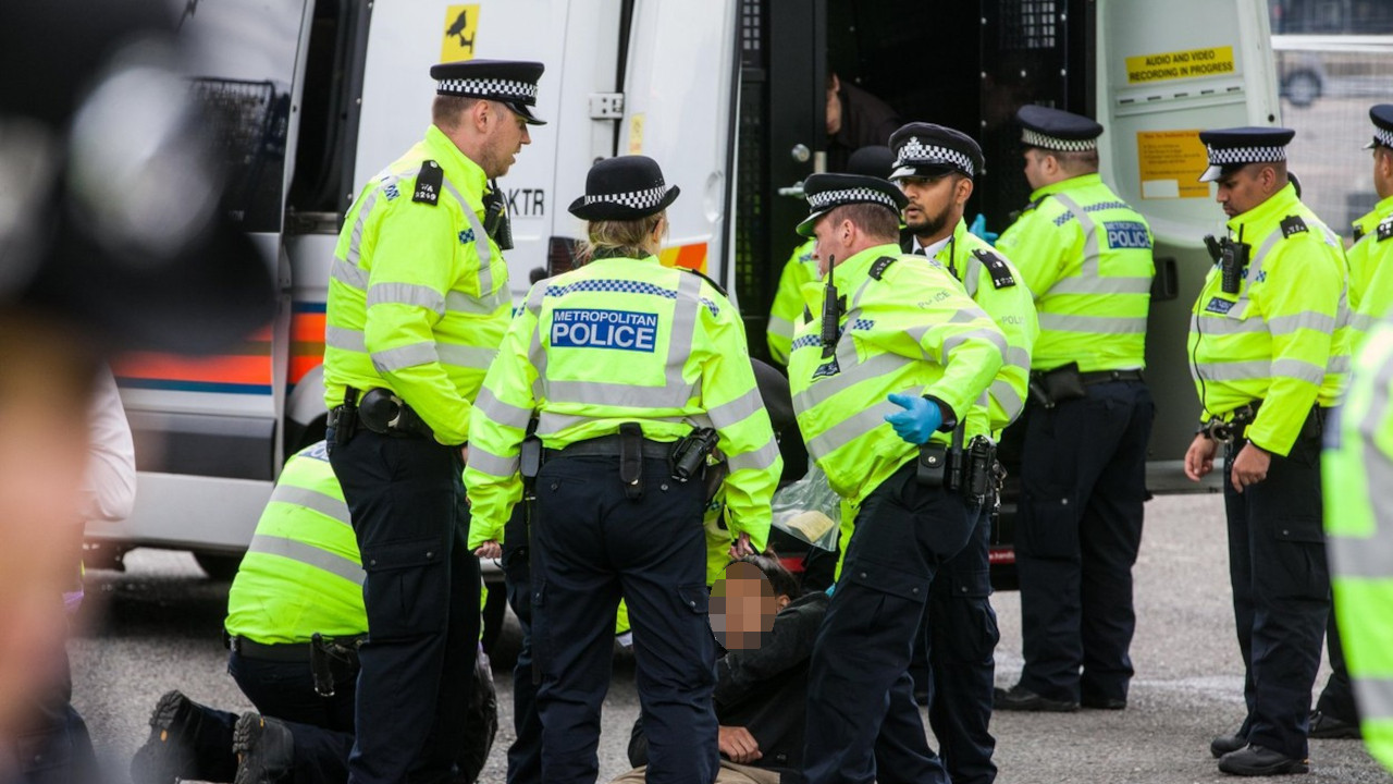 HAPŠENJE U LONDONU: Muškarac ranio šest osobe ispred crkve