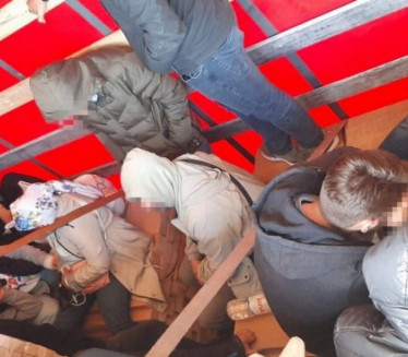 СПРЕЧЕНО КРИЈУМЧАРЕЊЕ: Откривено 30 миграната код Шамца